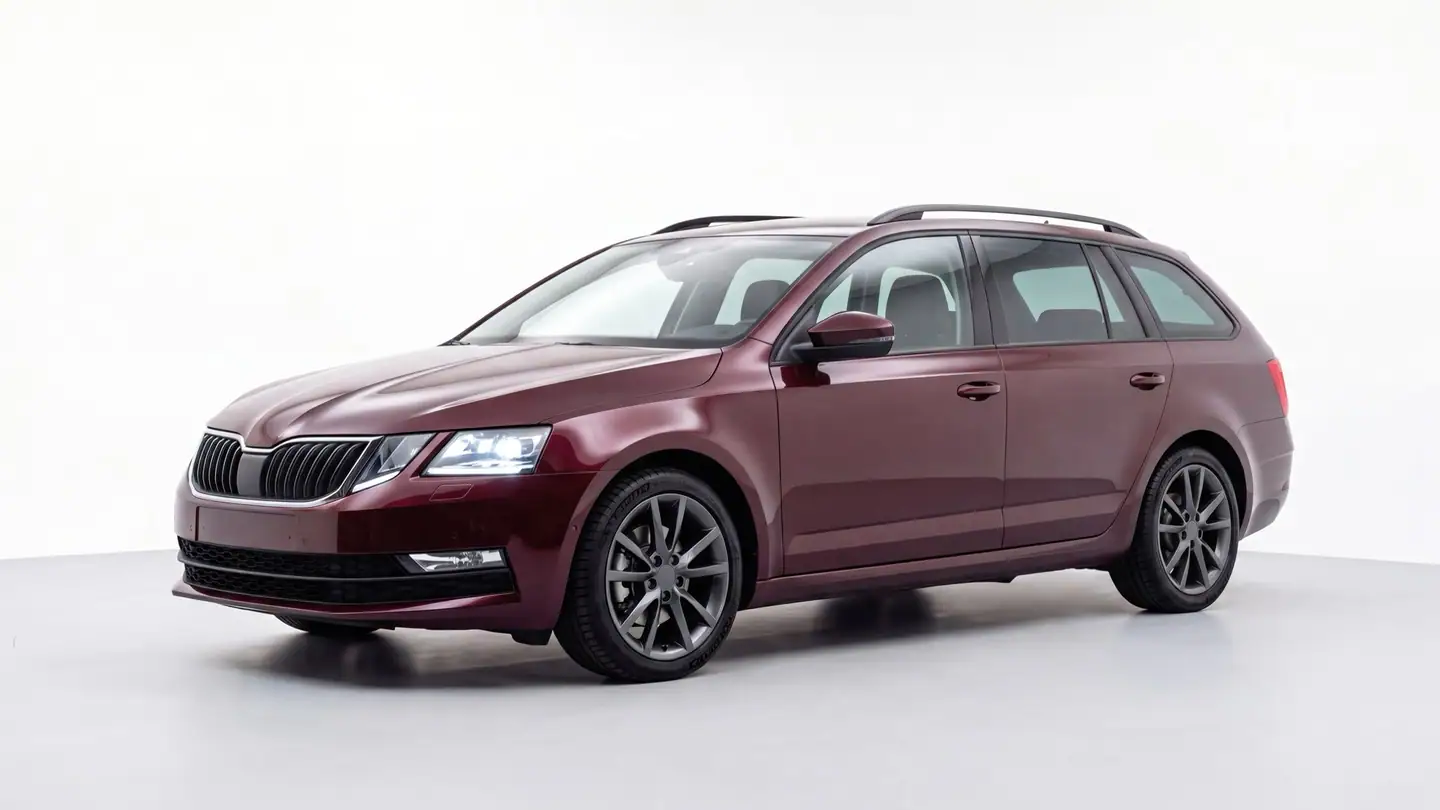 Bordowa Skoda Octavia kombi w jasnym studiu fotograficznym